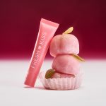 <strong class=aaaaa>Peach Mochi</strong><br/><span class=bbbbb>Fresh Kiss Glossy Balm</span><br/><b class=ccccc>Shimmer Peptide Glossy Lip Balm</b>