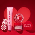 <strong class=aaaaa>Mistletoe Kisses</strong><br/><span class=bbbbb>Fresh Kiss Lip Scrub, Mask + Balm Set</span><br/><b class=ccccc>Fresh Kiss Lip Scrub, Balm + Gloss Set</b>